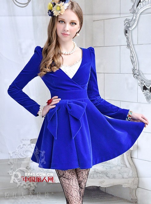 宝蓝色天鹅绒连衣裙  高贵优雅展现奢华品质感