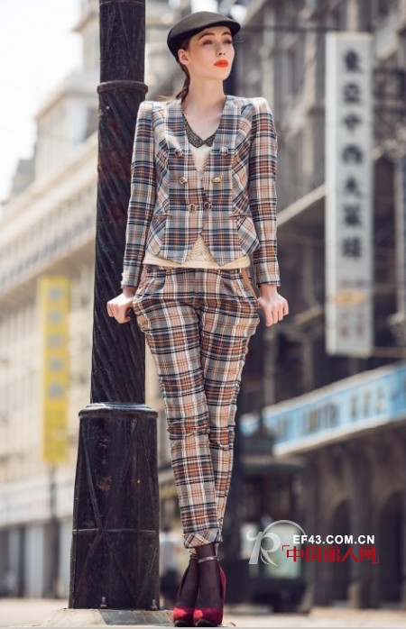 都市女性优雅装扮  用最简洁的风格彰显个性时尚