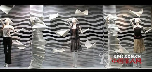 服装店展示柜布置技巧 怎样才能更吸引顾客