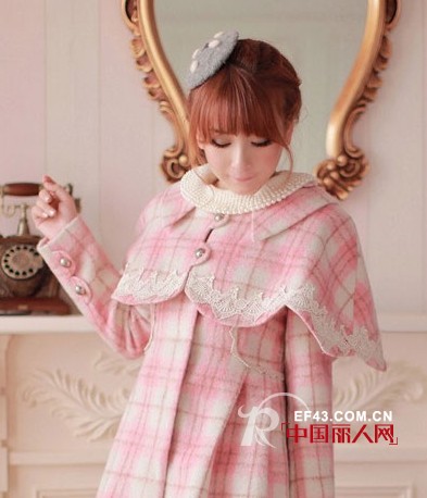 粉色斗篷外套搭配技巧 打造冬季甜美时尚