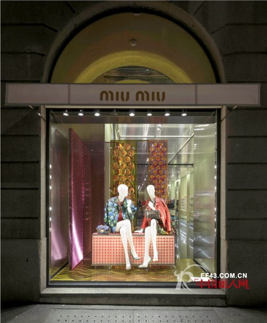 圣誕節怎么裝扮櫥窗才吸引人 學習Miu Miu 2013圣誕櫥窗設計
