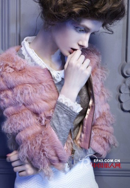 秀亦-SHOWY&CO冬装怎么搭配显气质羊羔绒外套温暖时尚