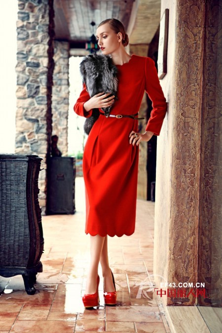 冬天打底穿什么 红色打底连衣裙