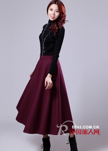 酒红的半身裙搭配黑色上衣 今季潮流搭配