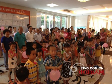 中国儿童慈善活动日  小猪噜噜童装有爱