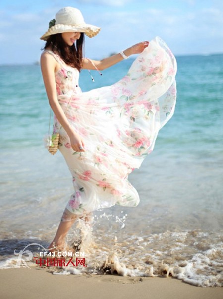 Girl们海边度假不可错过的印花吊带长裙
