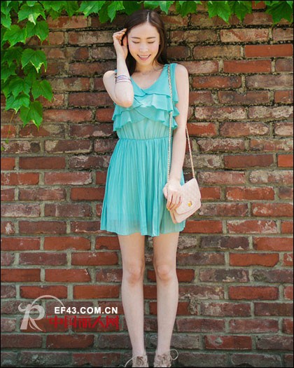 夏季纯色连衣裙 剪裁取胜显个性