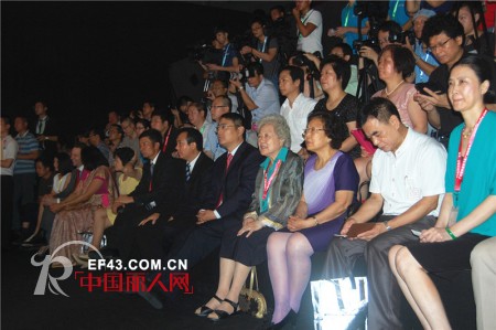 2013广州国际服装节盛大开幕  “显山露水”展国际魅力