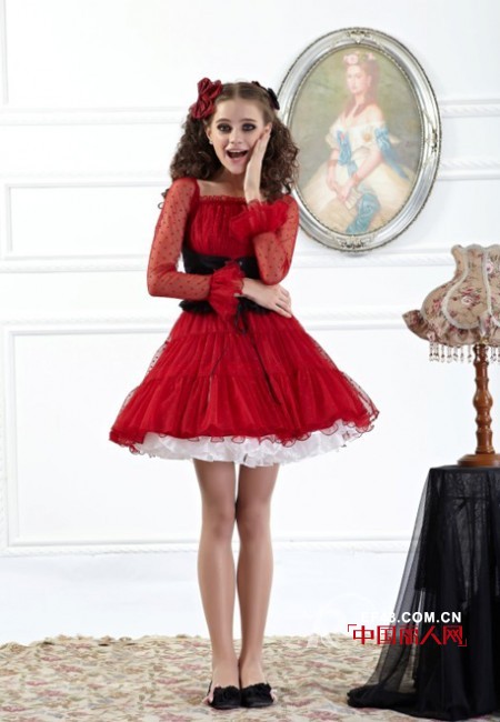 红色连衣裙  洛丽塔风格洋装造型解析