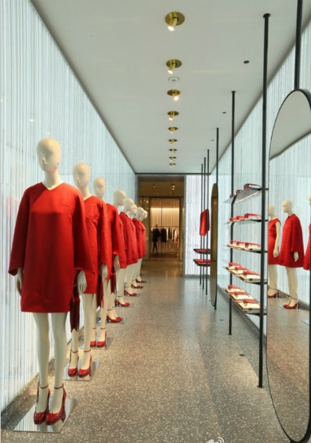 Valentino 上海门店新开业 奢华橱窗让人不仅赞叹
