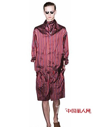 “睡衣”范 演绎潮男的时尚品位