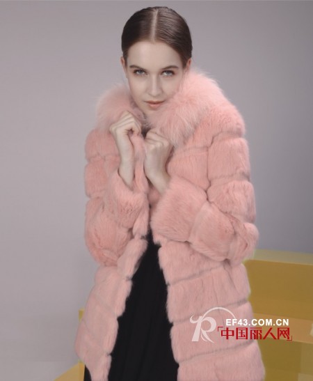 鲜嫩的粉色外套单品 冬季轻松减龄的搭配