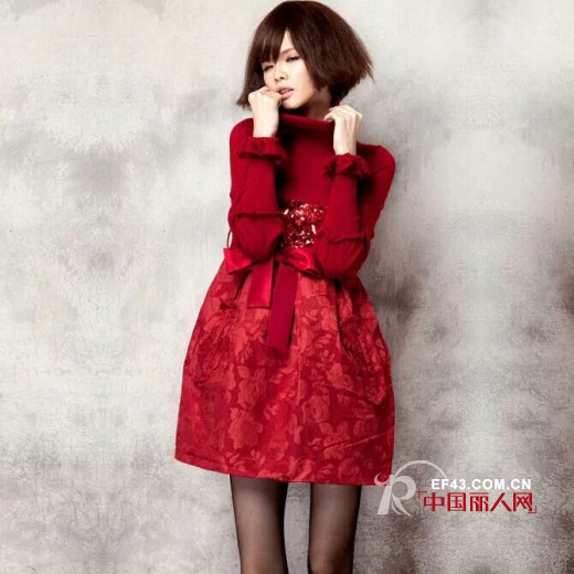 2014流行什么色彩 酒红色裙装衬托熟女气质