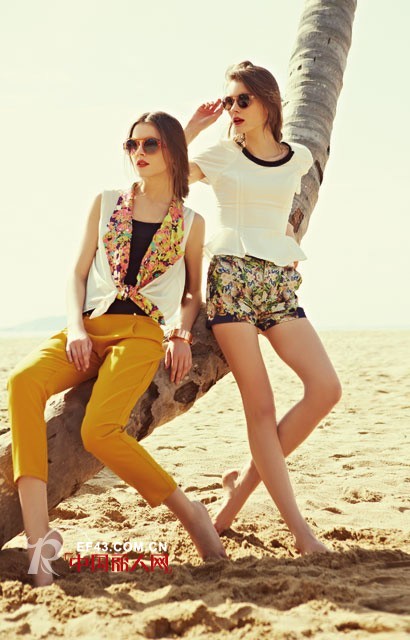 享受沙滩上的阳光吗 夏天去海边怎么装扮 出游服装搭配