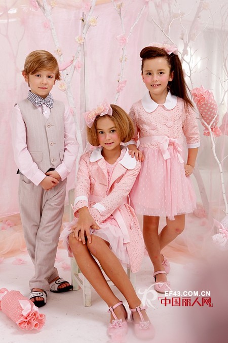 粉色春夏款式装扮 粉色系服装搭配