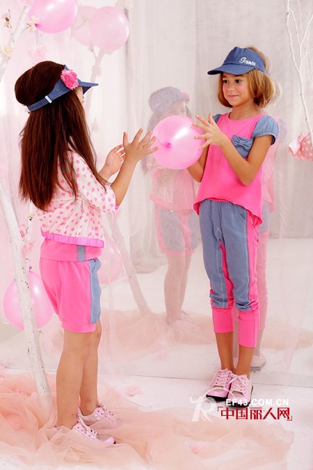粉色春夏款式装扮 粉色系服装搭配