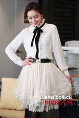 黑白色怎么搭出时尚感？韩版蕾丝裙看点
