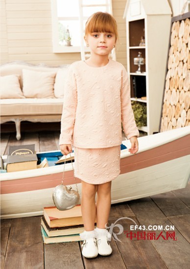 小孩子适合背的包 韩版服饰搭配桃心样式包包