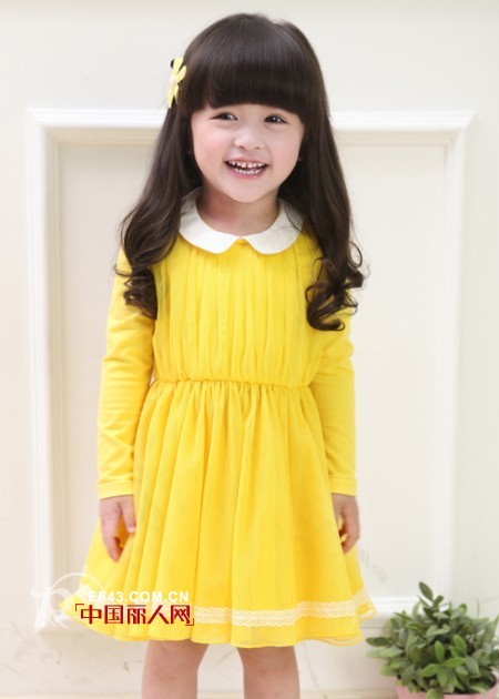 黄色连衣裙配什么颜色 小女孩连衣裙适合什么样的