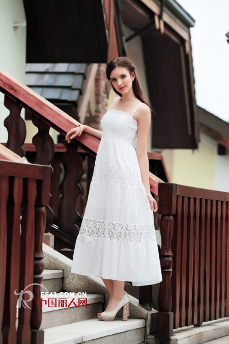 女神都喜欢穿什么 白色显瘦裙宝蓝色半身裙搭配