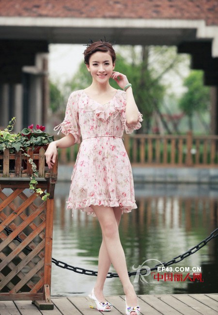 夏季流行看点 风情印花连衣裙 纯色仙女裙黑吊带搭配