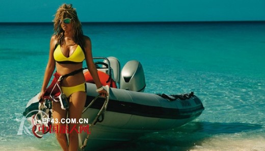 性感超模Kate Upton演绎海滩泳装时尚大片