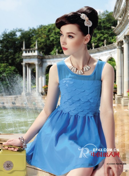 什么颜色在夏季穿会比较凉快 蓝色的连衣裙怎么样