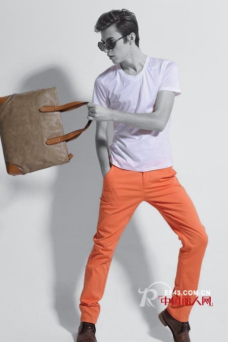 橙色休闲裤好看吗？男生橙色休闲裤搭配什么上衣