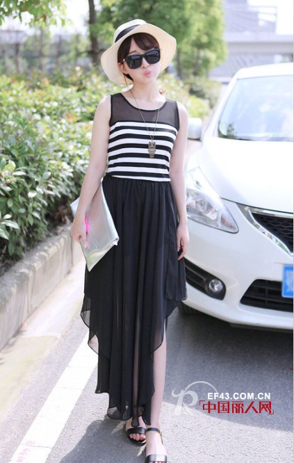 黑白条纹连衣裙搭配　夏季无袖黑白连衣裙