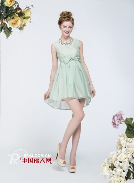 夏季连衣裙选什么颜色更清凉　哪种面料更透气