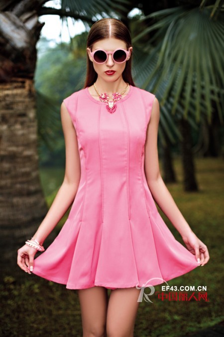 職業裝連衣裙粉色的合適嗎 職場女性亮色連衣裙推薦