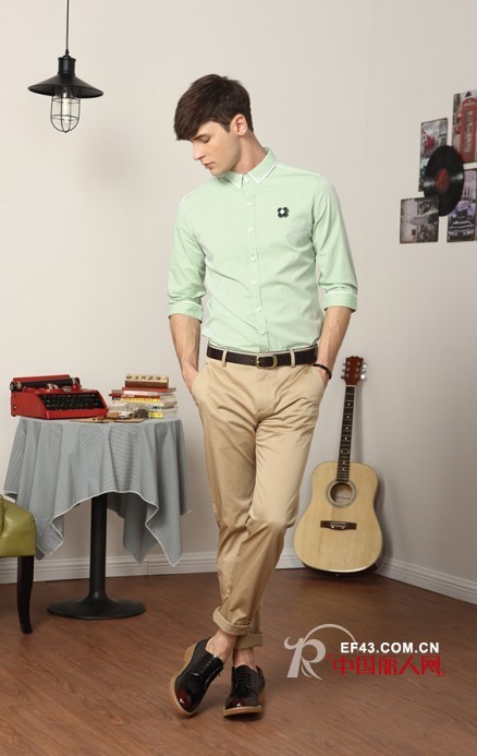 男生薄荷绿的衬衫怎么搭配 薄荷绿的裤子适合搭配什么上衣