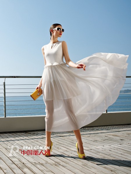 白色连衣长裙搭配 白色蕾丝连衣裙搭配