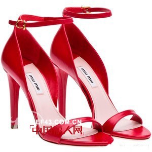 红色高跟鞋怎么搭配 红色高跟鞋搭配技巧