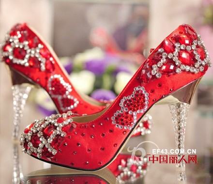 红色高跟鞋怎么搭配 红色高跟鞋搭配技巧