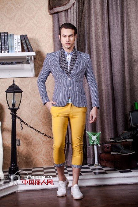 竖形条纹西装好看吗？竖形条纹西装搭配明黄色七分裤合适吗？