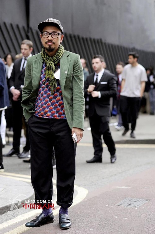 伦敦春夏男装周 看场外型人们的酷潮装扮
