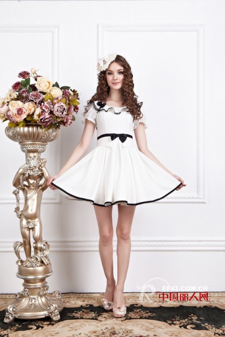 白色连衣裙搭配 轻熟女白色连衣裙搭配让你舒适纯美一整夏