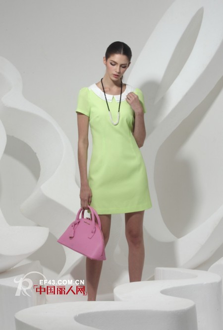 最新微博热门话题是什么 清新服装怎么搭配 荧光绿连衣裙配什么包