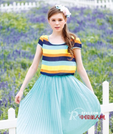薰衣草旁边照相穿什么 彩虹条纹衫搭配半身裙好看吗