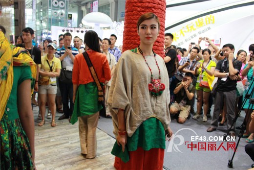 指间沙品牌女装亮相2014深圳服装展 流转于指尖的民族风