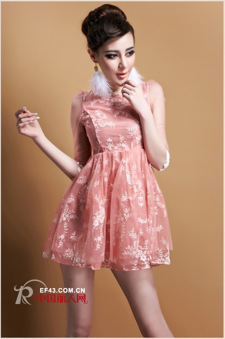 欧根纱连衣裙什么颜色的好看 粉色的衬肤吗