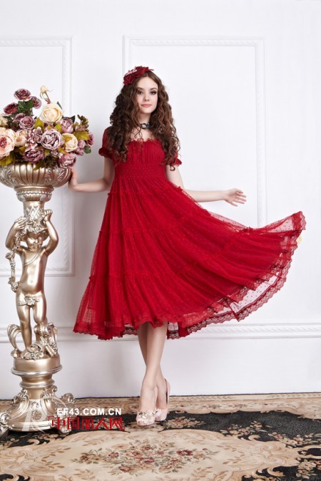 红色连衣裙配什么鞋子 红色连衣裙夏季怎么搭配
