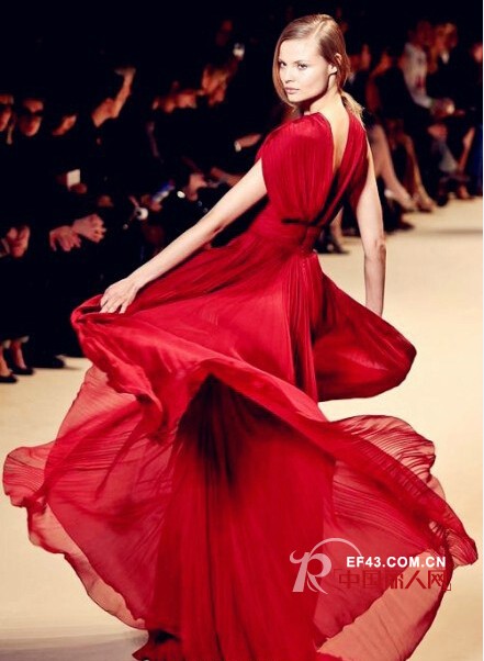 红色婚纱礼服 什么样的礼服比较有气场