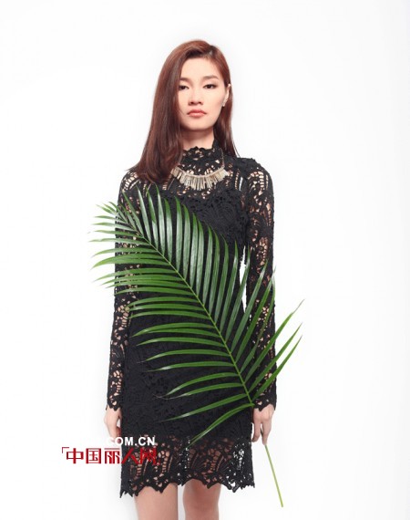 绿野仙踪的视觉效果，黑色连衣裙搭配 以树叶为点缀的时尚大片