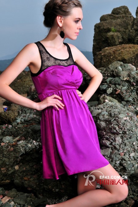 什么样的连衣裙好看吸睛 魅惑紫修身裙LOOK