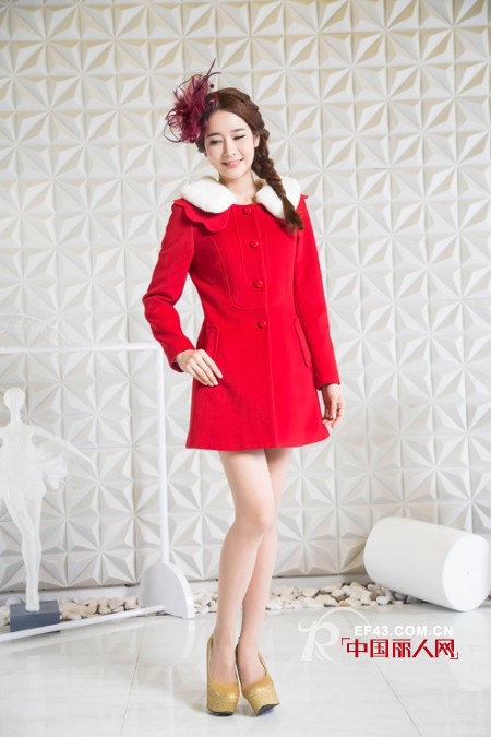 秋季红色连衣裙怎么搭配 红色外套配什么颜色