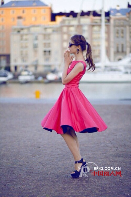 玫红色连衣裙搭配 上小下大连衣裙款式搭配