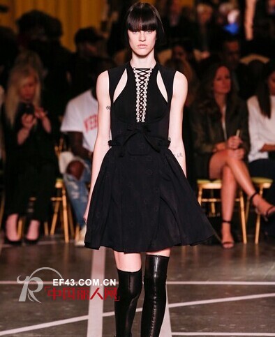 Givenchy 2015春夏巴黎时装周发布新品 展现暗黑哥特风时尚