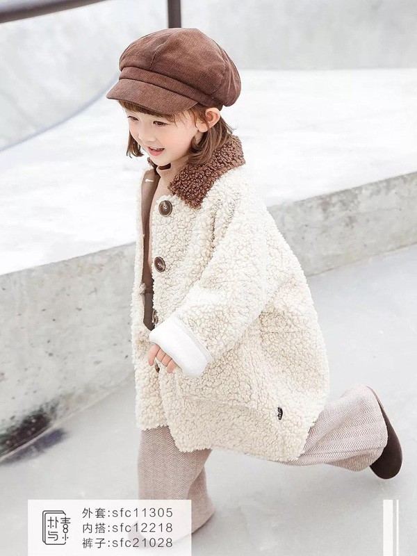 可愛女孩造型穿搭 樸與素教你女童羊羔絨外套怎么配好